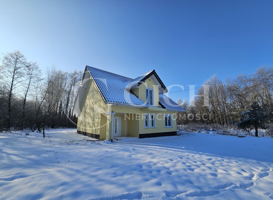 małopolskie, bocheński, Rzezawa, Bratucice, Sielski dom w otulinie zieleni.